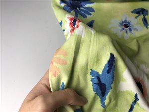 Viscosejersey - sart limegrøn med farverige blomster